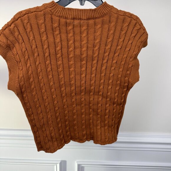 No Brand, Size M, Brown cable-knit vest, sleeveless. - Picture 5 of 7